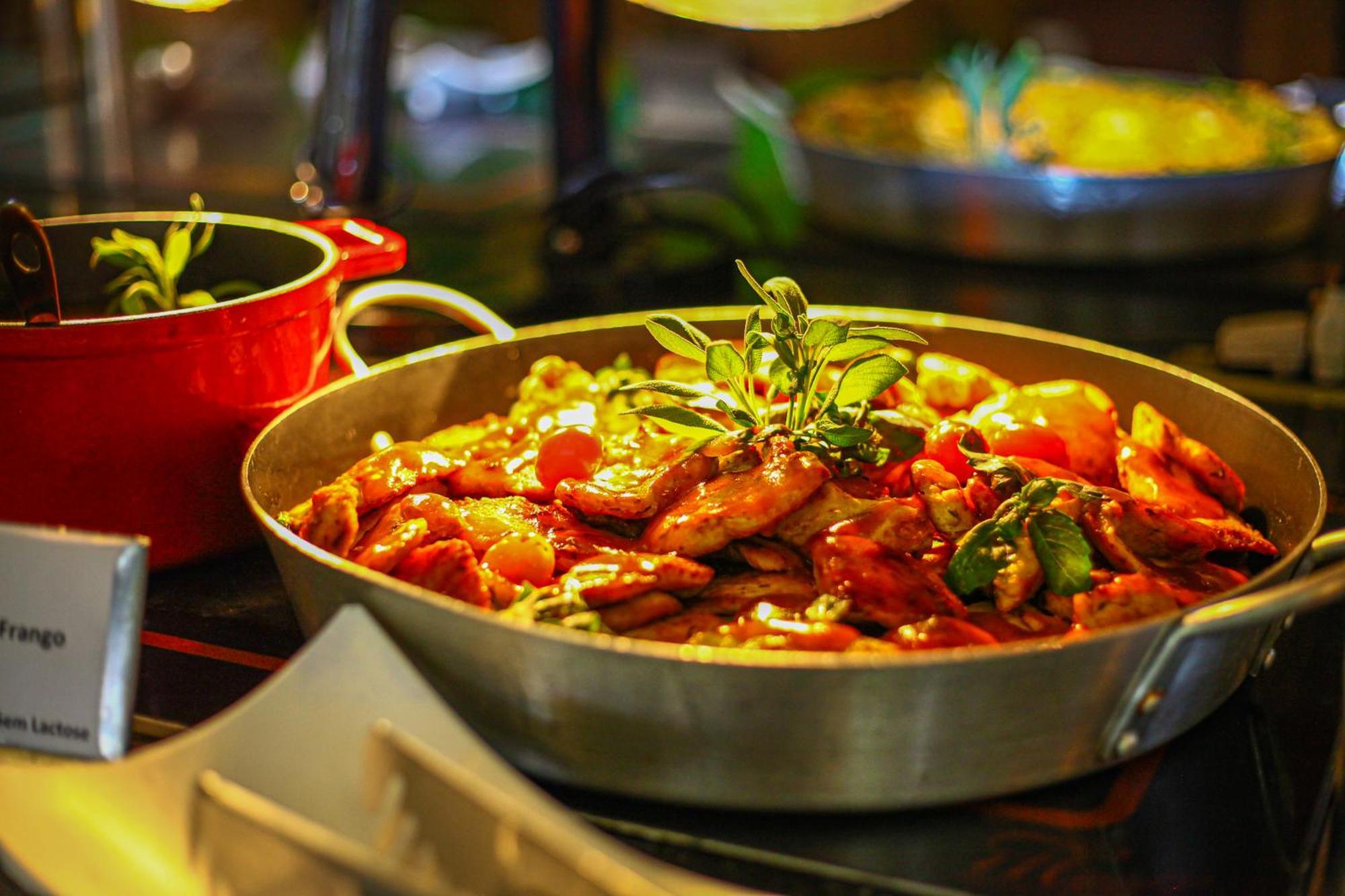 Blue Tree Thermas De Lins Resort Zewnętrze zdjęcie A pan of chicken tikka masala