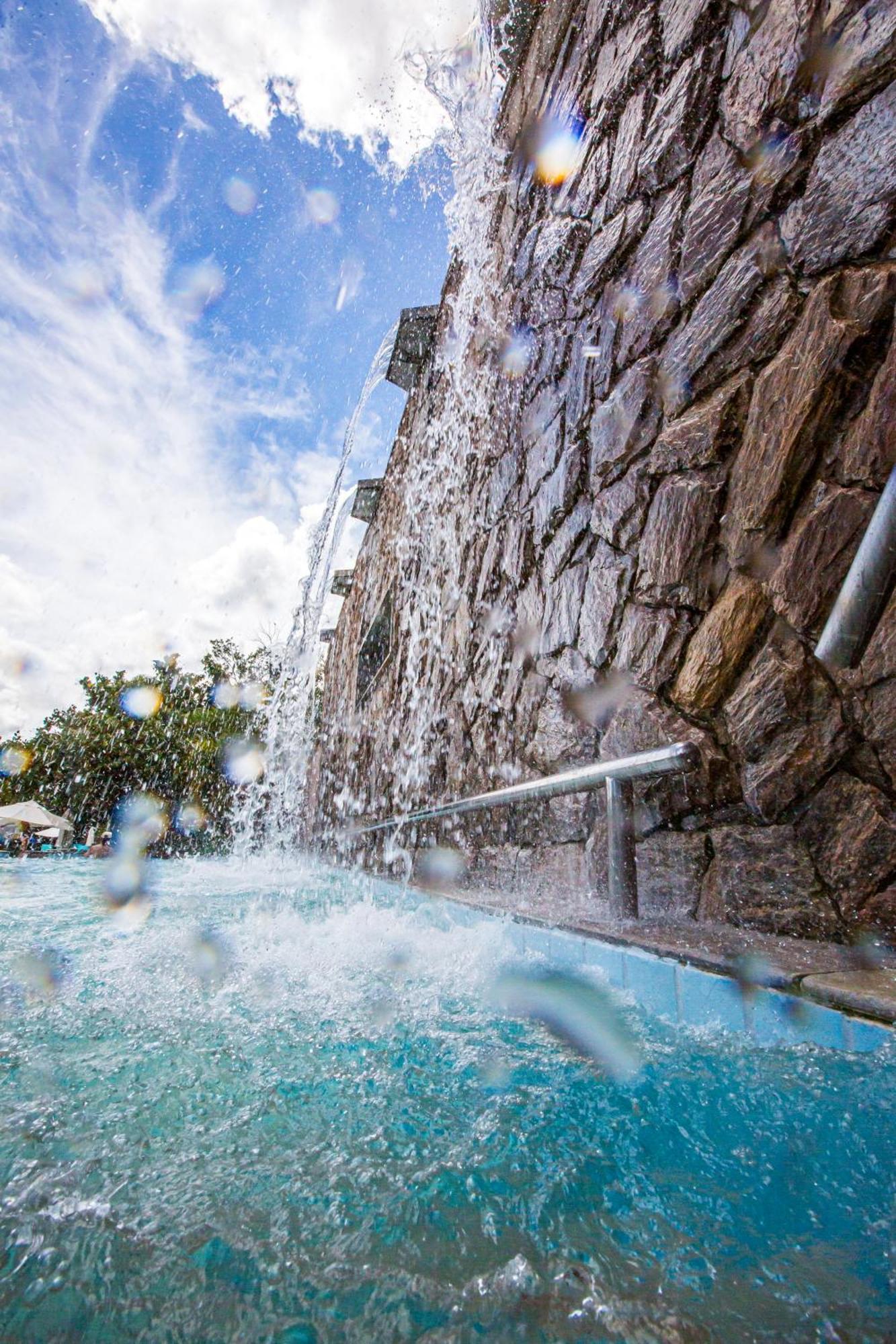 Blue Tree Thermas De Lins Resort Zewnętrze zdjęcie The waterfall at the entrance of the spa