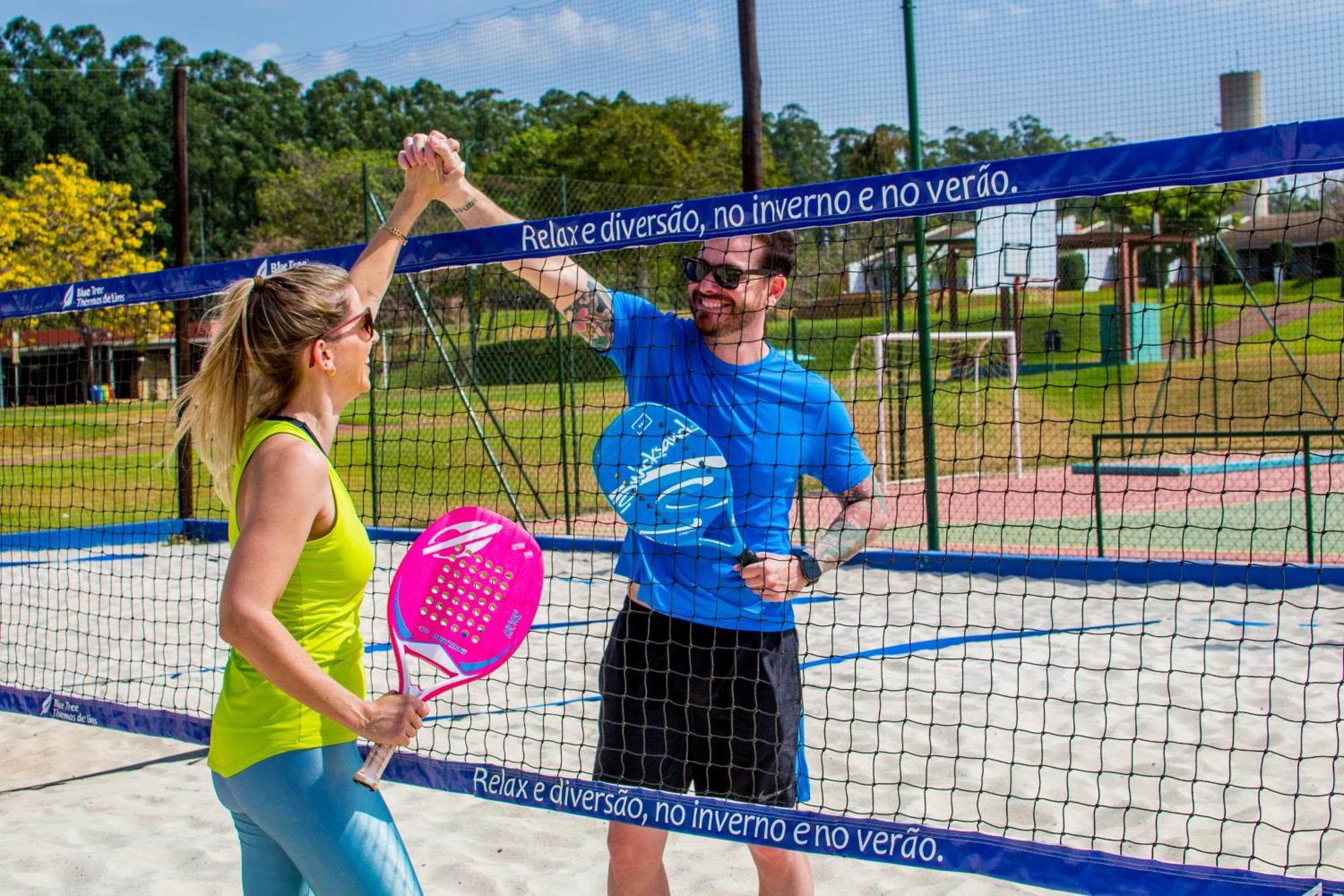 Blue Tree Thermas De Lins Resort Zewnętrze zdjęcie A paddle tennis player