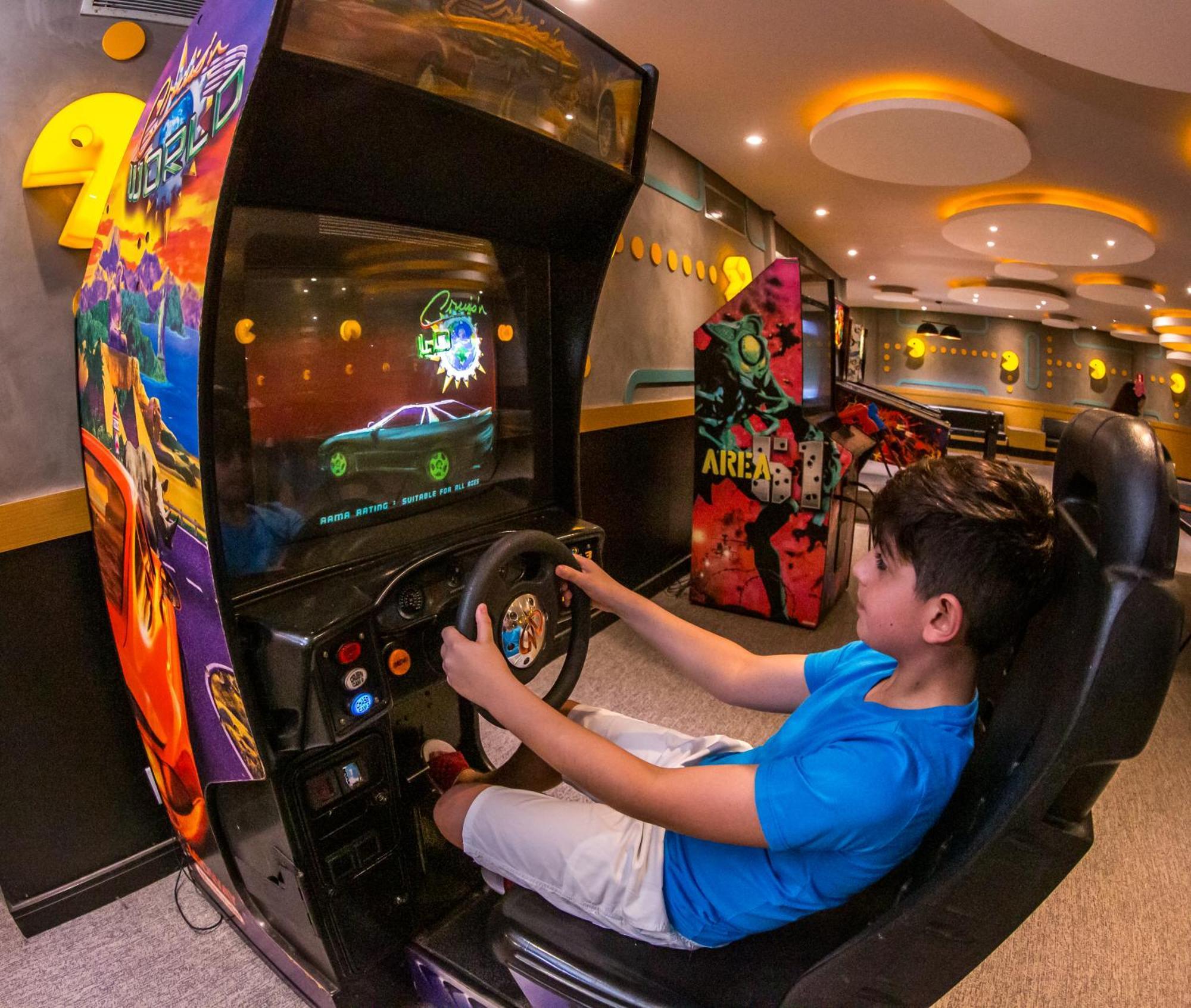 Blue Tree Thermas De Lins Resort Zewnętrze zdjęcie A child playing a racing game
