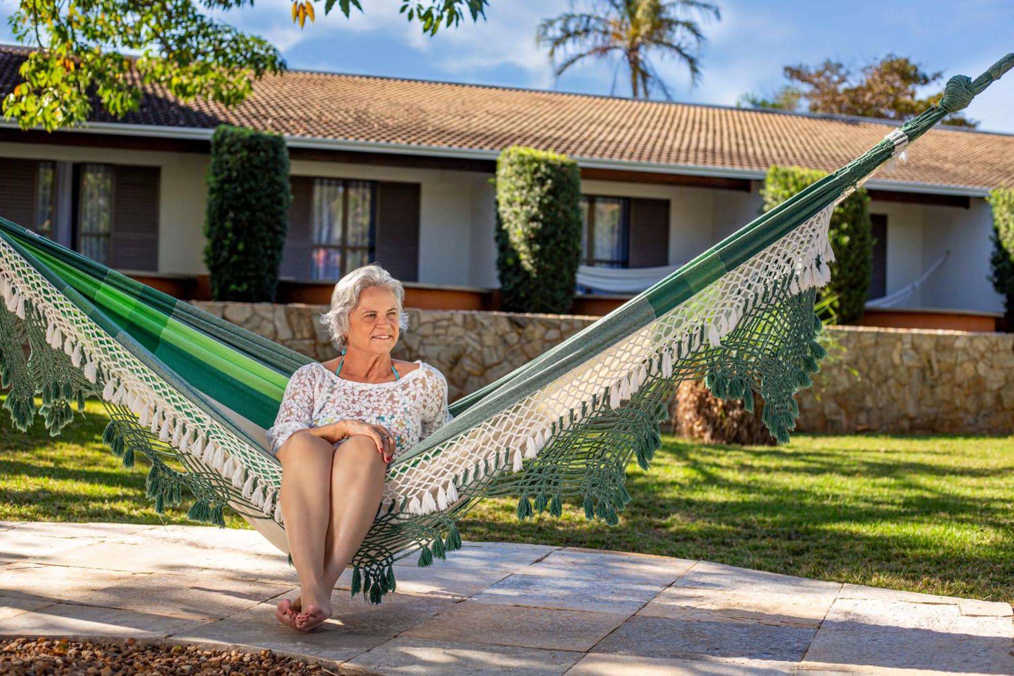 Blue Tree Thermas De Lins Resort Zewnętrze zdjęcie A woman relaxing in a hammock