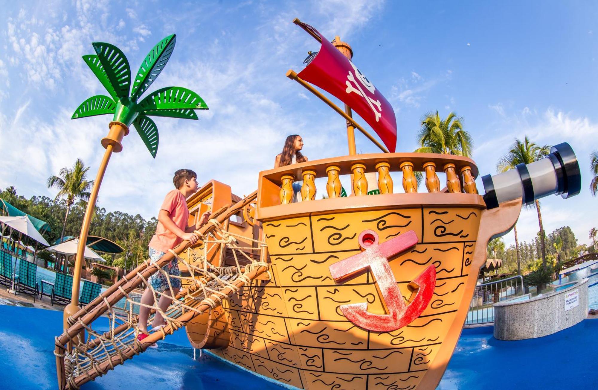 Blue Tree Thermas De Lins Resort Zewnętrze zdjęcie The pirate ship at Wet'n'Wild